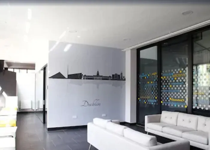 Yugo Explore - Broadstone Hall Appartement