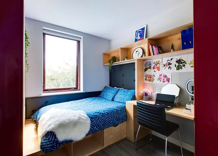 Yugo Explore - Broadstone Hall *