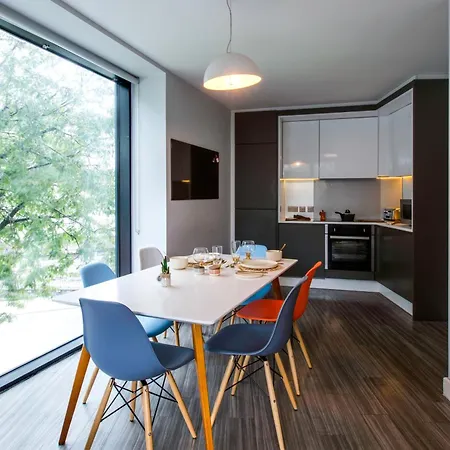 Yugo Explore - Broadstone Hall