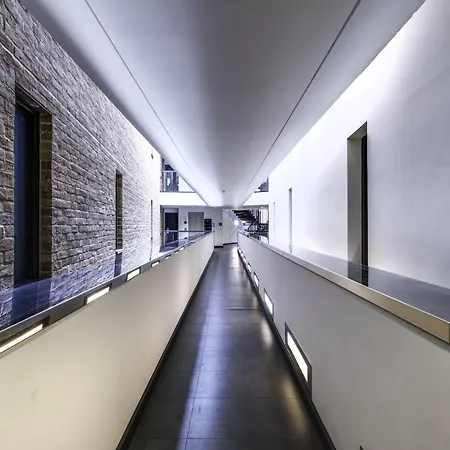 Yugo Explore - Broadstone Hall *