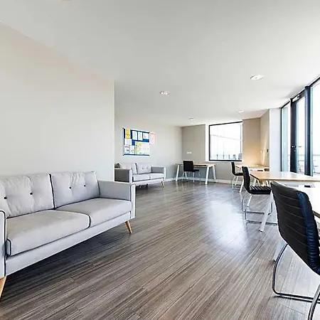 Yugo Explore - Broadstone Hall Apartment *