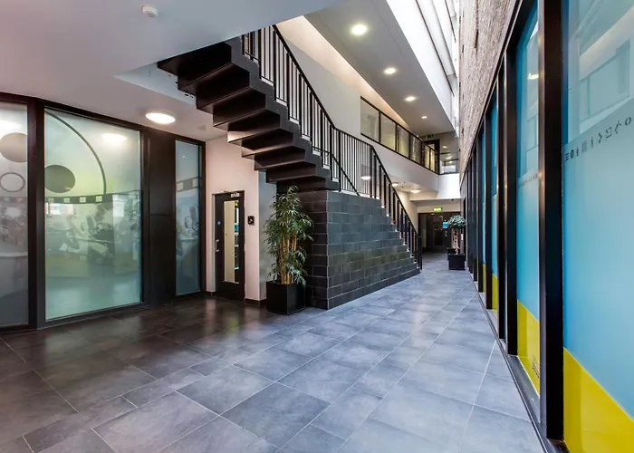 Yugo Explore - Broadstone Hall *