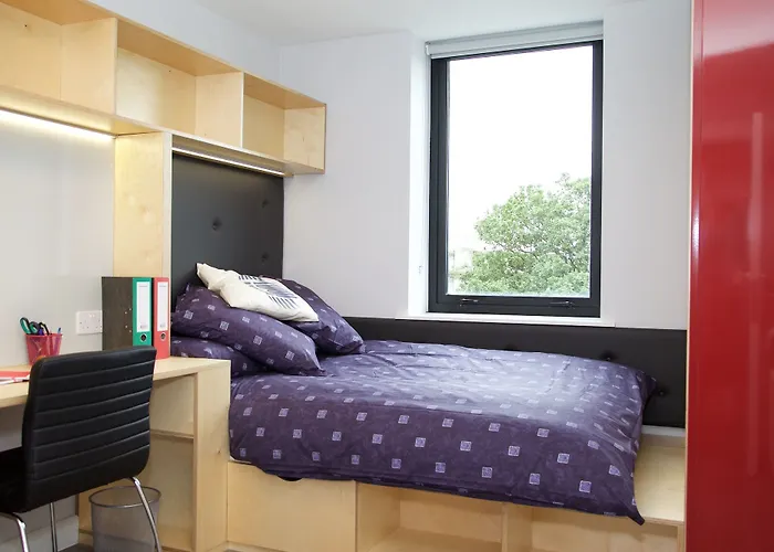 Yugo Explore - Broadstone Hall *