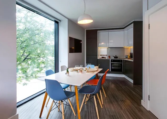 Yugo Explore - Broadstone Hall