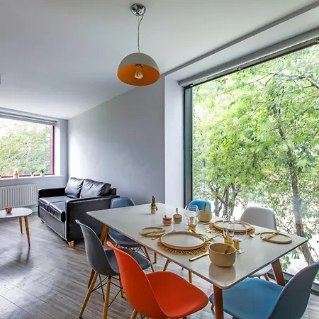 Yugo Explore - Broadstone Hall Apartment *