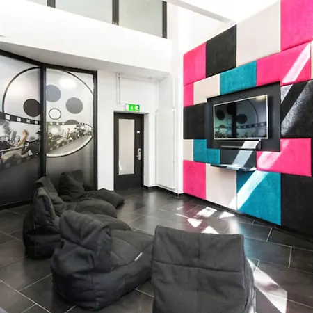 Yugo Explore - Broadstone Hall