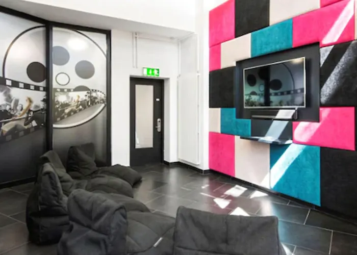 Yugo Explore - Broadstone Hall