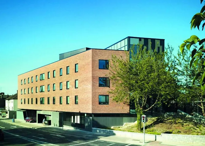 Yugo Explore - Broadstone Hall